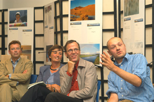 Duurzame Dinsdag in perscentrum Nieuwspoort; Panelleden in discussie met de zaal