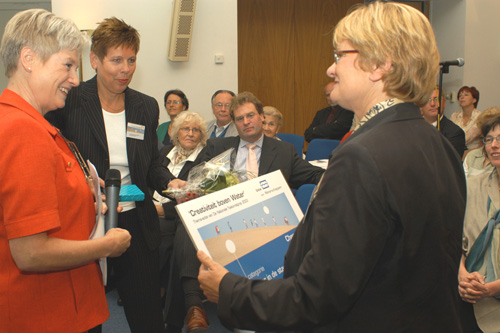 Mevrouw van Soest neemt namens haar man de eerste prijs in ontvangst in de categorie Water in de stad 