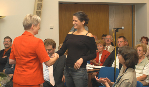 mevrouw van Laar neemt eerste prijs in ontvangst in de categorie mens en water