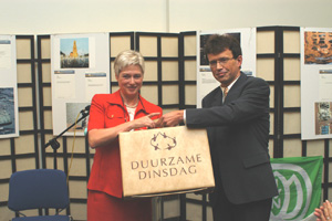Minister Van der Hoeven neemt het duurzame Koffertje in ontvangst van Jurr van Dalen