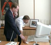 Commissaris van de Koningin Franssen ontvangt de nominatie 'Wereldsmaken' van burgemeester Opstelten.